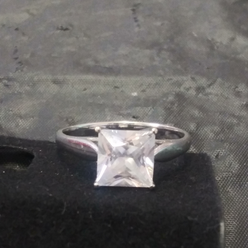 10k White Gold Ring with Cubic Zirconia Stone
